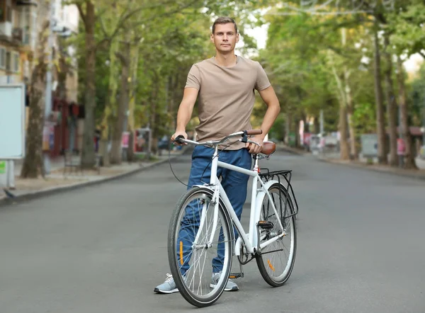 Hombre Guapo Con Bicicleta Aire Libre Día Verano — Foto de Stock