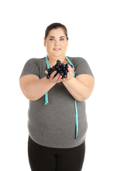 Übergewichtige Frau Mit Trauben Und Maßband Auf Weißem Hintergrund — Stockfoto