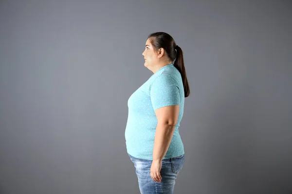 Portret Van Overgewicht Vrouw Grijze Achtergrond — Stockfoto