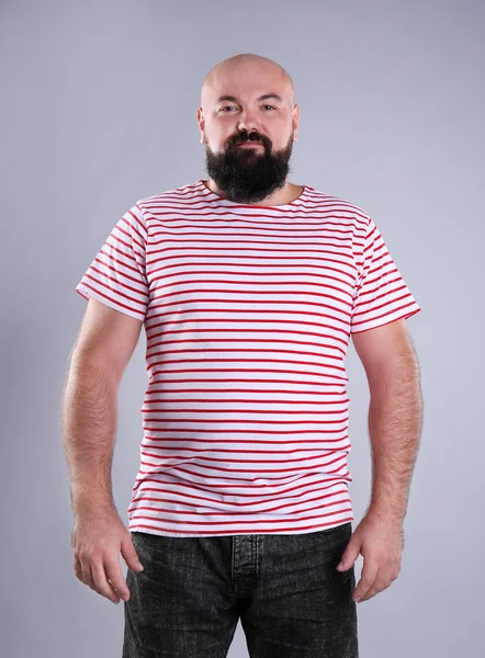 灰色の背景のデブ男 体重減少 — ストック写真