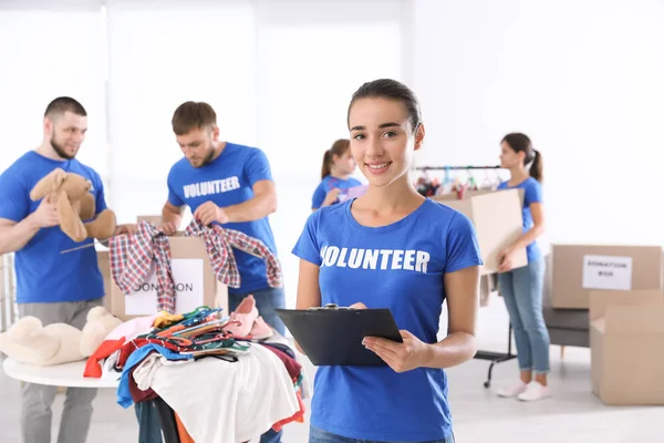 Jóvenes Voluntarios Sosteniendo Cajas Con Donaciones Interiores — Foto de Stock