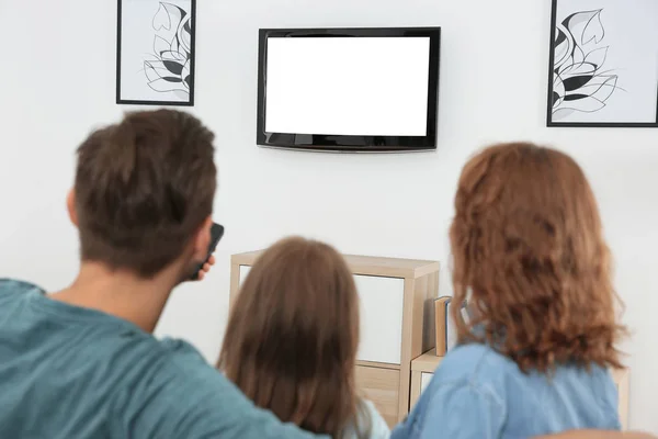 Familie Schaut Fernsehen Mit Popcorn Zimmer — Stockfoto