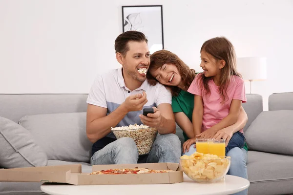Rodziny Oglądanie Telewizji Popcornu Pokoju — Zdjęcie stockowe