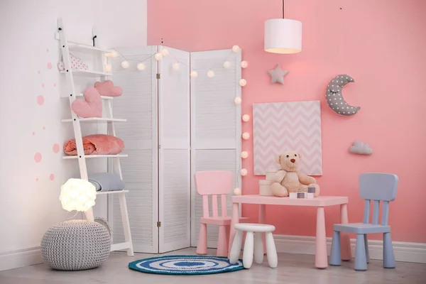 现代儿童房室内配有玩具和装饰品 — 图库照片