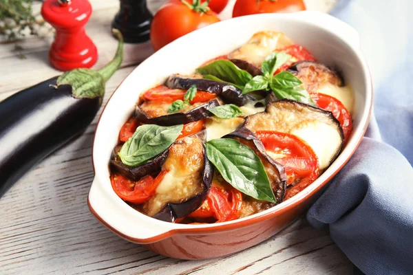 Bakłażan Pieczony Pomidorami Serem Bazylią Naczyniu Stole Zbliżenie — Zdjęcie stockowe