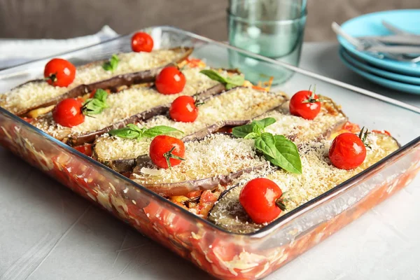 Melanzane Forno Con Pomodori Formaggio Basilico Stoviglie Tavola — Foto Stock