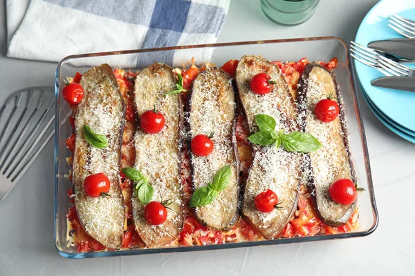 Composición Plana Con Berenjena Horno Tomates Albahaca Vajilla Sobre Mesa — Foto de Stock