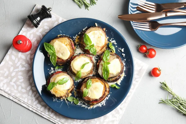 Composição Plana Com Berinjela Assada Tomate Queijo Servido Mesa — Fotografia de Stock