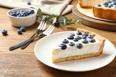 Ahşap masa lezzetli blueberry pasta plaka