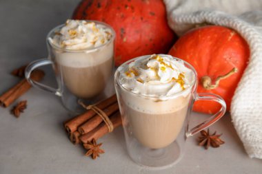 Masada lezzetli kabak spice latte ile kompozisyon