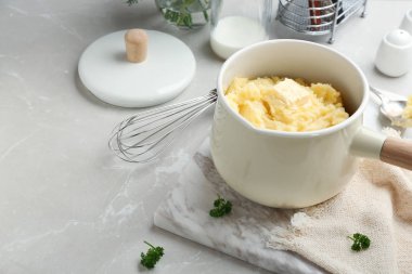 Tencere gri masada lezzetli patates püresi ile