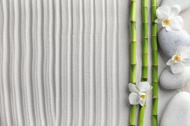 Spa taş ve kum, en iyi görünümü üzerinde çiçekler ile bambu dalları. Metin için yer