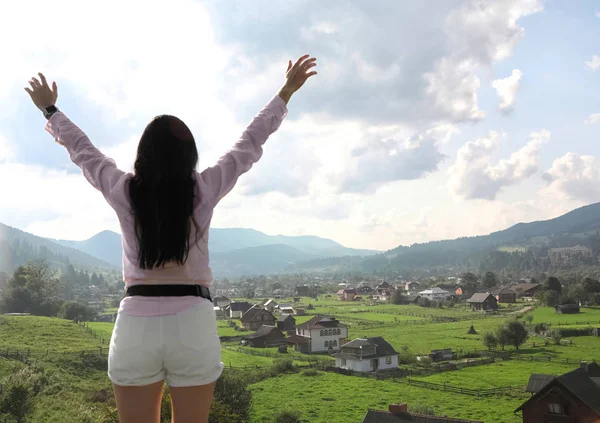 Mujer Joven Disfrutando Una Hermosa Vista Del Pueblo Las Montañas — Foto de Stock