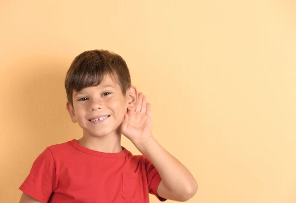 可爱的小男孩与听觉问题的颜色背景 文本空间 — 图库照片