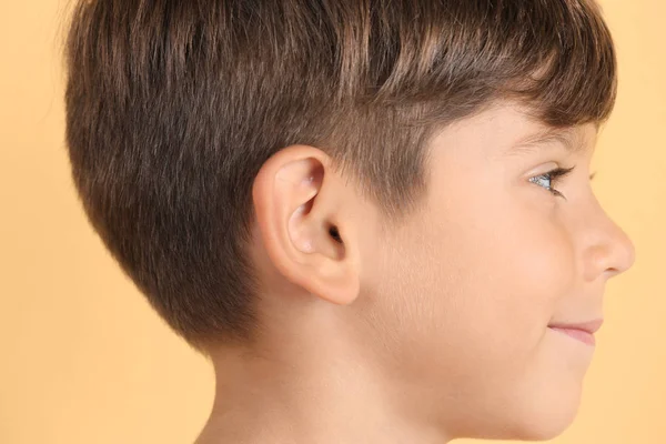 Χαριτωμένο Μικρό Αγόρι Έγχρωμο Φόντο Κινηματογράφηση Πρώτο Πλάνο Πρόβλημα Ακοής — Φωτογραφία Αρχείου