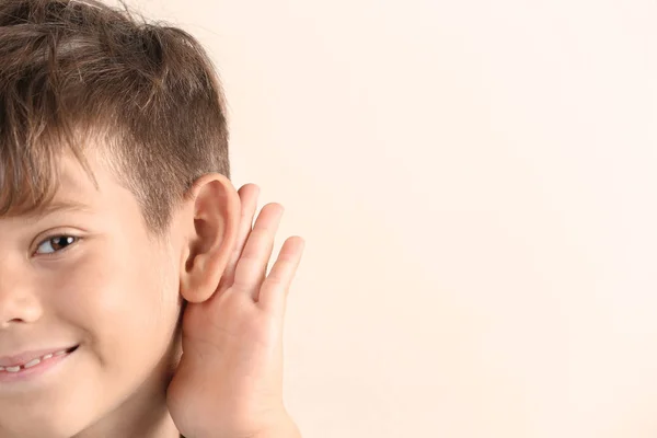 Lindo Niño Pequeño Con Problemas Audición Fondo Claro Primer Plano — Foto de Stock