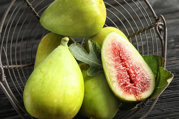 Fresh Ripe Figs Basket Wooden Table Top View Tropical Fruit — Stock Photo, Image