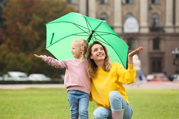 Happy Mother Daughter Umbrella Park — Stock Photo, Image