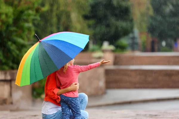 Mãe Feliz Filha Com Guarda Chuva Brilhante Sob Chuva Livre — Fotografia de Stock