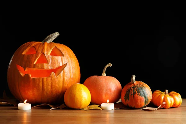 Halloween Abóbora Cabeça Jack Lanterna Decorações Outono Mesa Contra Fundo — Fotografia de Stock
