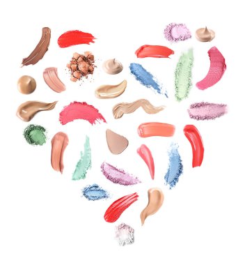 Beyaz arka plan üzerinde kalp şeklinde farklı makyaj ürün ile ayarla yaratıcı smear