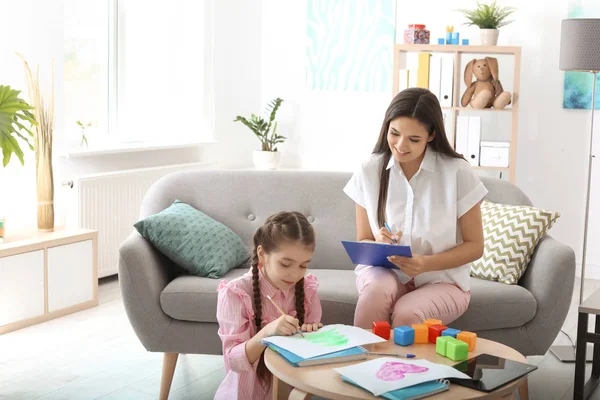 Kinderpsychologin Arbeitet Mit Kleinem Mädchen Büro — Stockfoto