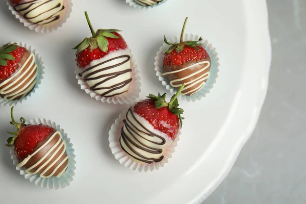 Support Dessert Avec Fraises Recouvertes Chocolat Sur Fond Gris Vue — Photo