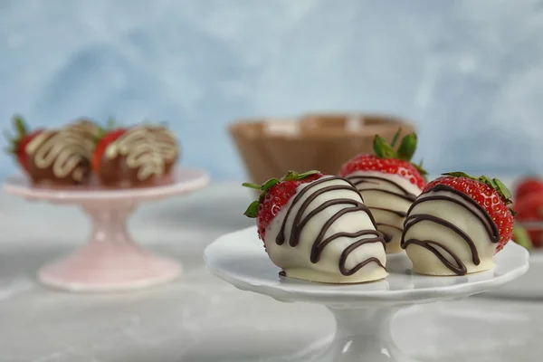 Dessertstand Mit Schokoladenüberzogenen Erdbeeren Auf Dem Tisch Nahaufnahme — Stockfoto