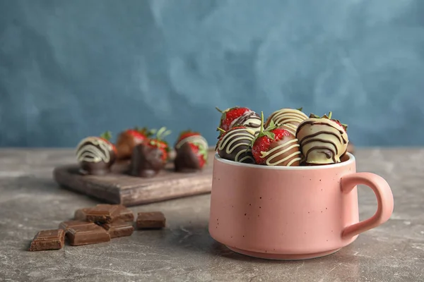 Tasse Mit Erdbeeren Mit Schokoladenüberzug Auf Dem Tisch — Stockfoto