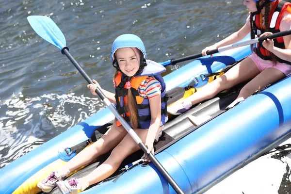 Niños Pequeños Haciendo Kayak Río Campamento Verano — Foto de Stock