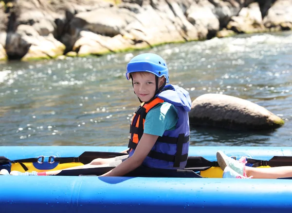 Ragazzino Che Kayak Sul Fiume Campo Estivo — Foto Stock