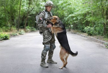 Alman çoban köpeği, açık havada ile askeri üniformalı erkeklere
