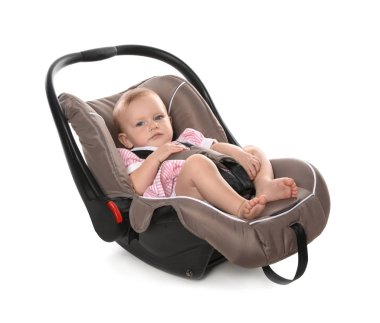 Beyaz arka plan üzerinde çocuk Emanet koltukta bebek