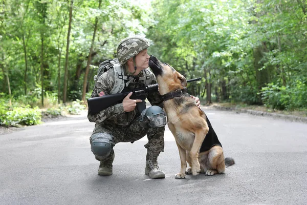 Hombre Uniforme Militar Con Perro Pastor Alemán Aire Libre — Foto de Stock