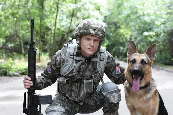 Mann Militäruniform Mit Schäferhund Draußen — Stockfoto