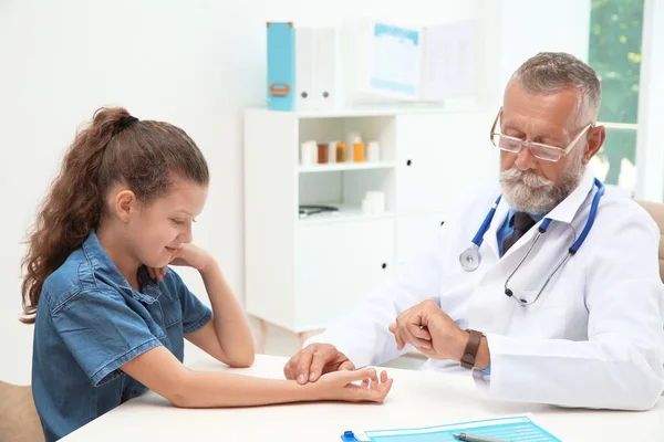 Dokter Controle Meisje Puls Ziekenhuis — Stockfoto