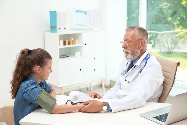 Médico Verificar Pulso Menina Hospital — Fotografia de Stock