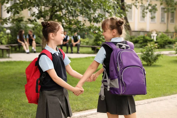 Çocukların şık okul üniforması açık havada Grup