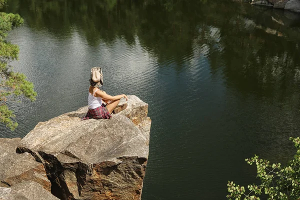 Una Joven Una Montaña Rocosa Cerca Del Lago Temporada Camping —  Fotos de Stock