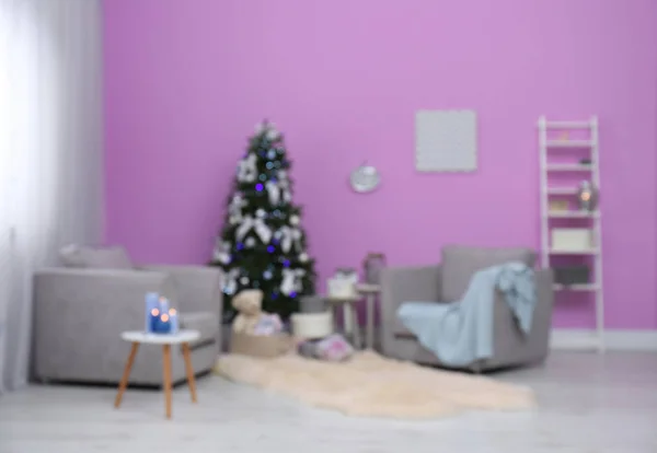 Verschwommenes Weihnachtsinterieur Mit Tanne Und Bequemen Sesseln Nahe Der Wand — Stockfoto