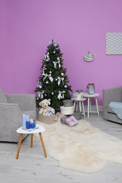 Interior Natal Elegante Com Abeto Presentes Perto Parede Cor — Fotografia de Stock
