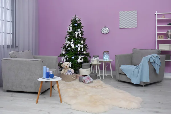 Stilvolles Weihnachtsinterieur Mit Tannenbaum Und Bequemen Sesseln Nahe Der Farbwand — Stockfoto