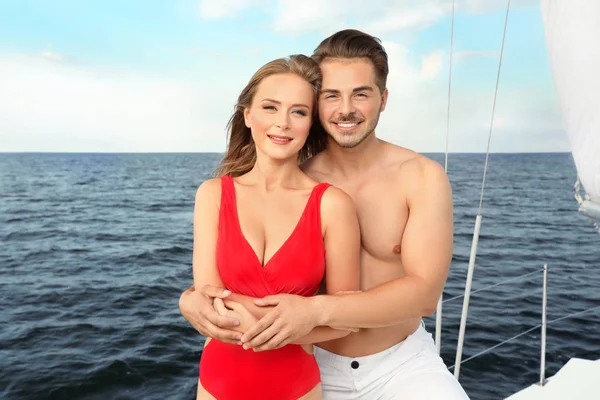 年轻男子和他的美丽的女朋友在比基尼在游艇上 快乐夫妇度假 — 图库照片