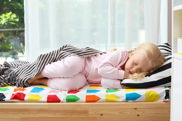 Nettes Kleines Mädchen Schläft Bett Hause — Stockfoto