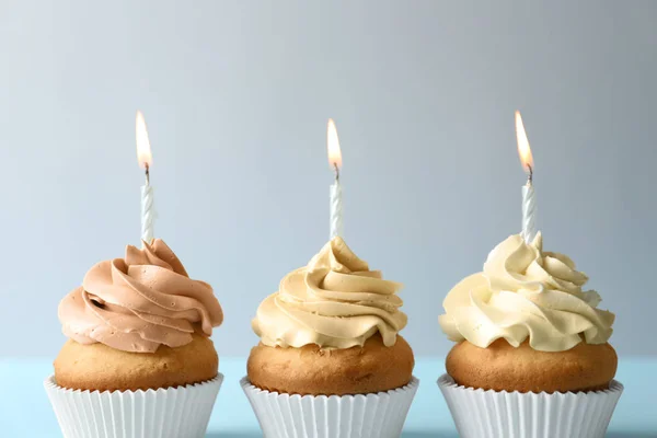 Läckra Birthday Cupcakes Med Ljusen Ljus Bakgrund — Stockfoto