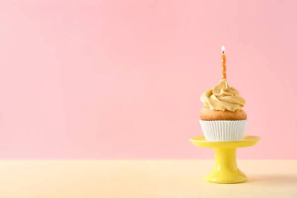 Suporte Sobremesa Com Delicioso Cupcake Aniversário Fundo Cor — Fotografia de Stock
