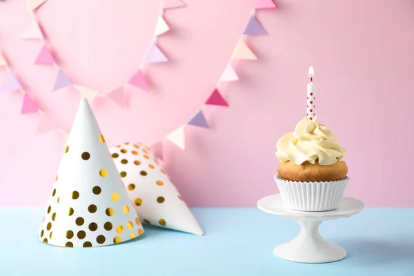 Dessert Staan Met Heerlijke Verjaardag Cupcake Kleur Achtergrond — Stockfoto
