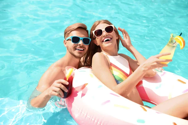 Young Couple Cocktails Pool Sunny Day — Stock Photo, Image