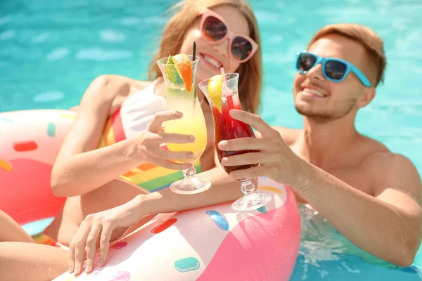 Jeune Couple Avec Cocktails Dans Piscine Jour Ensoleillé — Photo