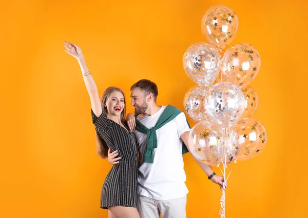 Mujer Joven Con Globos Aire Sobre Fondo Color — Foto de Stock